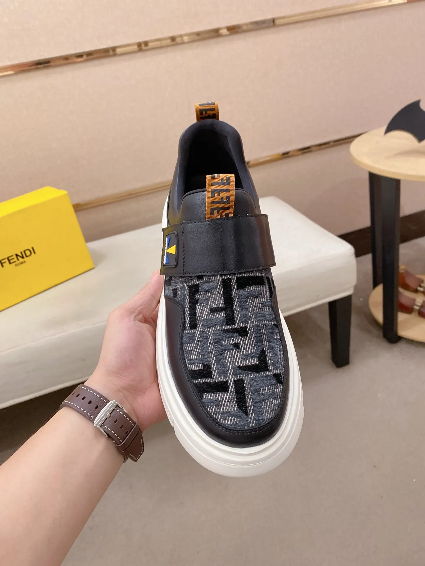 Men's shoes 💰 400💰 (fendi) New style 👊🏻 upper 🇮🇹 imported cowhide fabric 🇩🇪 lining imported sheepskin lining. The original outsole is molded to highlight the identity of every man, and the upper foot is elegant and stable🚶🏻🚶🏻The high-end custom counters reproduce the original version📯No matter the wind or rain, the shoe last remains unchanged and can withstand the verification of time🔍️,🔵 Size: 38-44